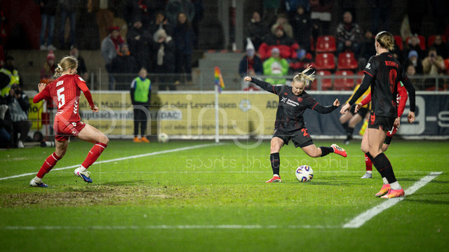 Frauen Fußball-Bundesliga; Bayer 04 Leverkusen - 1. FC Köln, 13.02.2026 | Vanessa Fudalla (Bayer 04 Leverkusen, 21) trifft zum 1:0, Celina Degen (1. FC Köln, 5) kann nichts ausrichten; Bayer 04 Leverkusen - 1. FC Köln an Spieltag 18 der Google Pixel Frauen-Bundesliga am 13.02.2026 im Ulrich-Haberland-Stadion in Leverkusen (Nordrhein-Westfalen). DFL REGULATIONS PROHIBIT ANY USE OF PHOTOGRAPHS AS IMAGE SEQUENCES AND/OR QUASI-VIDEO.