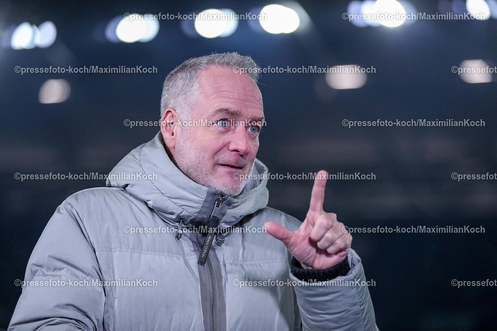 S0401022502159 | 01.02.2025, Fußball, FC Schalke 04 - 1. FC Magdeburg, 2.. Fußball Bundesliga, 20. Spieltag, Veltins-Arena Gelsenkirchen, Saison 2024 2025: Moderator Stefan Hempel (Sky) DFB regulations prohibit any use of photographs as image sequences and or quasi-video.