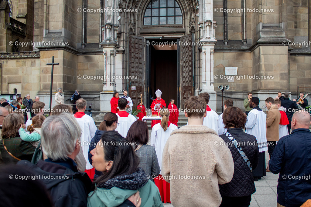 Dioezese Linz_ Bischof Scheuer_ 15.05.2025-1 | 15.04.2025, LINZ, AUT, Themenbild, im Bild Manfred Scheuer (14. Bischof der Dioezese Linz, Dioezesanbischof der Katholischen Kirche in Oberoesterreich) waehrend der Palmweihe am Domplatz beim Mariendom in Linz, Segnung, Palmbuschen, Ostern, liturgische Feier der lateinischen Kirche am Palmsonntag