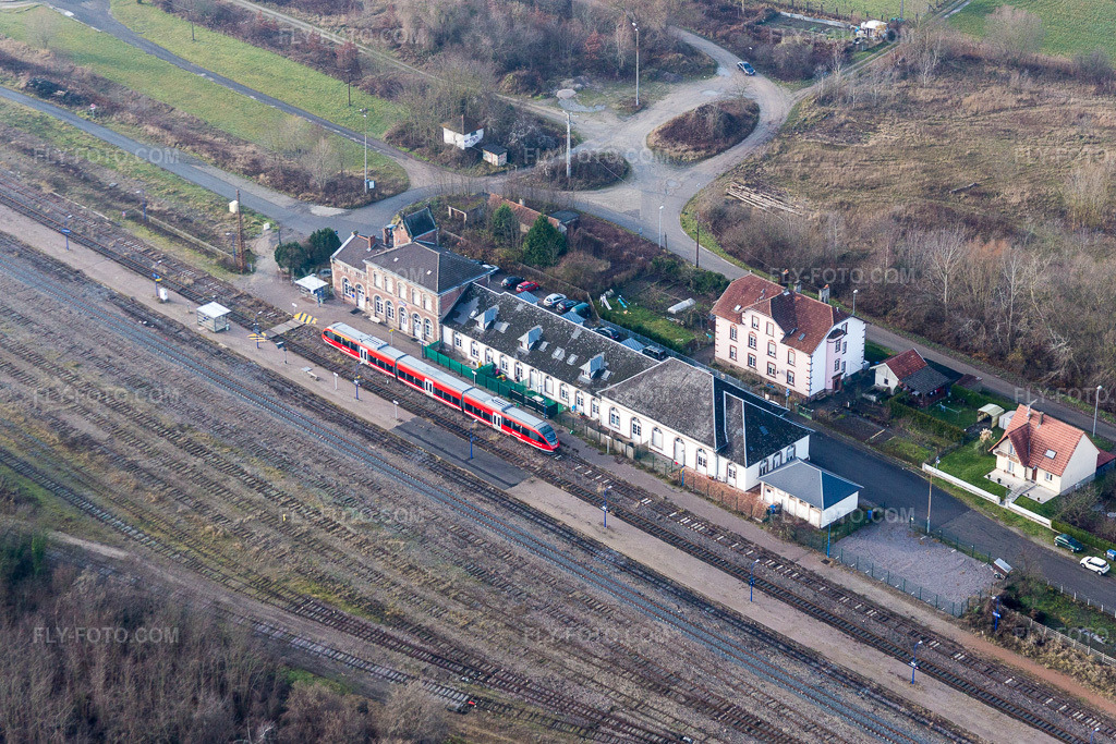 Aerial view: Track layout and station building of the French railway in Lauterbourg in the state Bas-Rhin, France. – Photo: IMG_085479.jpg taken on 12/24/2015 by Werner Riehm/FLY-FOTO.com – Resolution of the original: 4961 x 3307 px