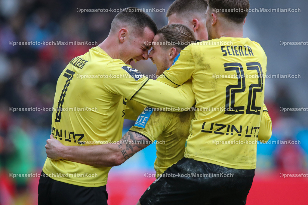 RWE3Liga17022401052 | 17.02.2024, Essen, Fußball, bwin 3. Liga Herren, Stadion an der Hafenstraße, 24. Spieltag Saison 2023 2024, Rot-Weiss Essen – SSV Ulm 1846:  Torjubel nach dem 1:0 durch Dennis Chessa (SSV Ulm 1846). Zusammen mit Bastian Allgeier (SSV Ulm 1846) und Leo Scienza (SSV Ulm 1846). 
DFB regulations prohibit any use of photographs as image sequences and or quasi-video.