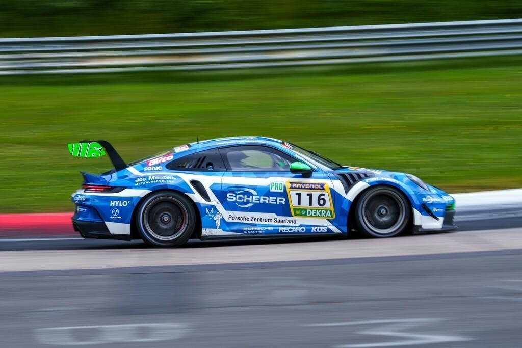 22.06.2024: ADAC Nürburgring Langstrecken-Serie (NLS), Rennen 3 Bild: #116 Scherer Sport PHX Streckenabschnitt kleines Karussell Schwalbenschwanz Nordschleife | 22.06.2024: ADAC Nürburgring Langstrecken-Serie (NLS), Rennen 3 Bild: #116 Scherer Sport PHX Streckenabschnitt kleines Karussell Schwalbenschwanz Nordschleife - Realisiert mit Pictrs.com