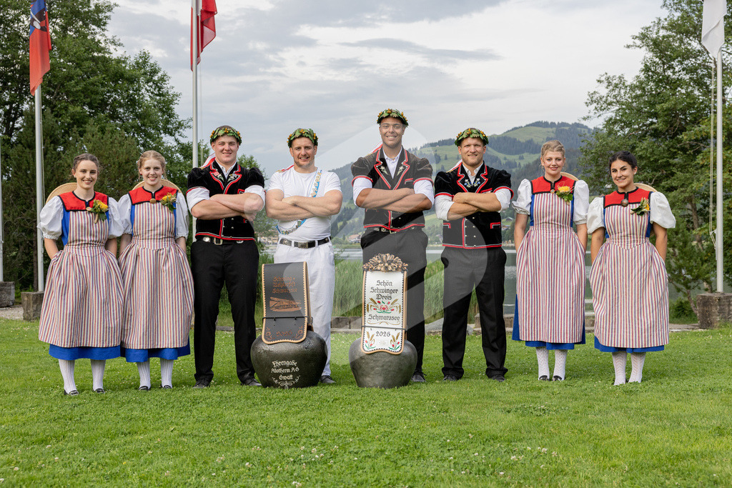 Schwarzsee2026_Ehrung_48 | Zwei Innerschweizer Kranzgewinner vom Schwarzsee-Schwinget 2026(v. l. n. r.: Lukas Bissig, Samuel Schwyzer, Martin Schönbächler, Marco Fankhauser) - Realisiert mit Pictrs.com