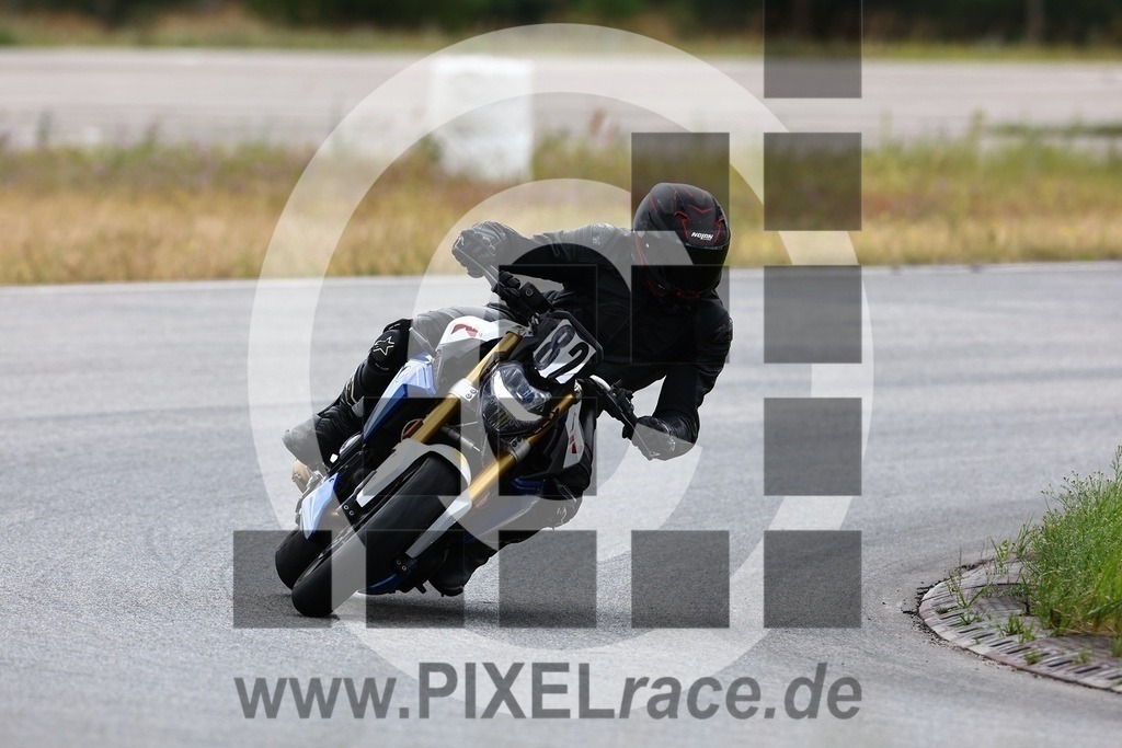 0082-20240714_02618 | Schöne Erinnerungen an spannende Momente - das festzuhalten ist unser Job. PIXELrace.de ist seit 2003 auf den Rennstrecken Europas unterwegs um die Action draußen beim Fahren und die wunderbare Stimmung imm Fahrerlager für euch einzufangen.