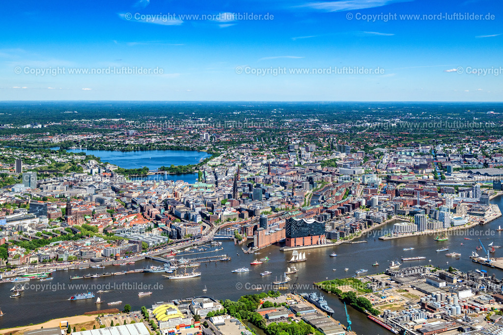 Hamburg_Hafengeburtstag_Elbphilharmonie_ELS_7902090525 | HAMBURG 09.05.2025 Auslaufparade Hamburger Hafengeburtstag in Hamburg, Deutschland. // Parade Harbor Birthday in Hamburg Germany. Foto: Martin Elsen