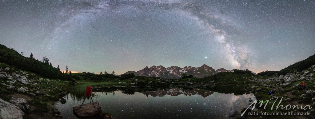Milchstraßenbogen über dem Guggersee | Dies ist der Online-Shop von naturfoto.michaelthoma.de. Ich bin leidenschaftlicher Naturfotograf und fotografiere von der Andromedagalaxie bis zum Zwergtaucher, von der Ameise bis zum Orionnebel alles was mit Natur zu tun hat. Hier kann eine Auswahl meine - Realisiert mit Pictrs.com