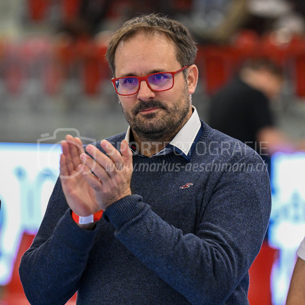 HC Rychenberg vs Floorball Köniz - 18. Dezember 2022 | HC Rychenberg vs Floorball Köniz
AXA Arena, Winterthur
Verabschiedung von langjährigen Spitzenschiedsrichtern und Funktionären.
Bild: Sportfotografie Markus Aeschimann | www.markus-aeschimann.ch - Realisiert mit Pictrs.com