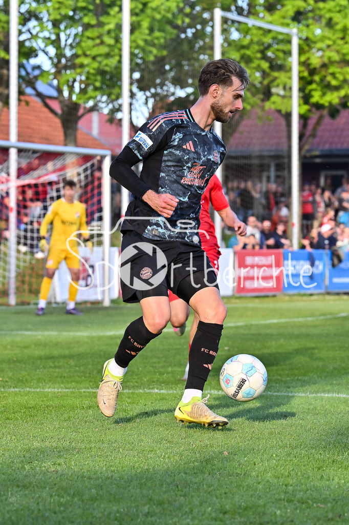 TSV Aubstadt - FC Bayern Amateure | am BAll Luca DENK (FC Bayern München II #6) / Regionalliga Bayern: TSV Aubstadt - FC Bayern Muenchen II, NGN-Arena am 23.04.2025 / Einzelfoto / Freisteller