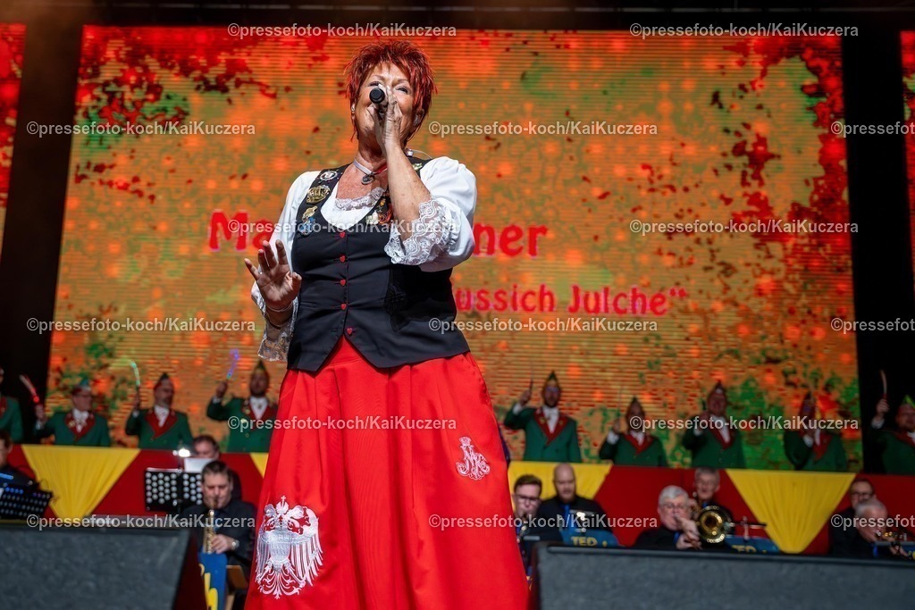 KKU25012501028 | 25.01.2025, xkkux, Düsseldorf, Karnevalsveranstaltung - Die Lachende in der Mitsubishi Electric HALLE. Sängerin Marita Köllner performt bei ihrem Auftritt