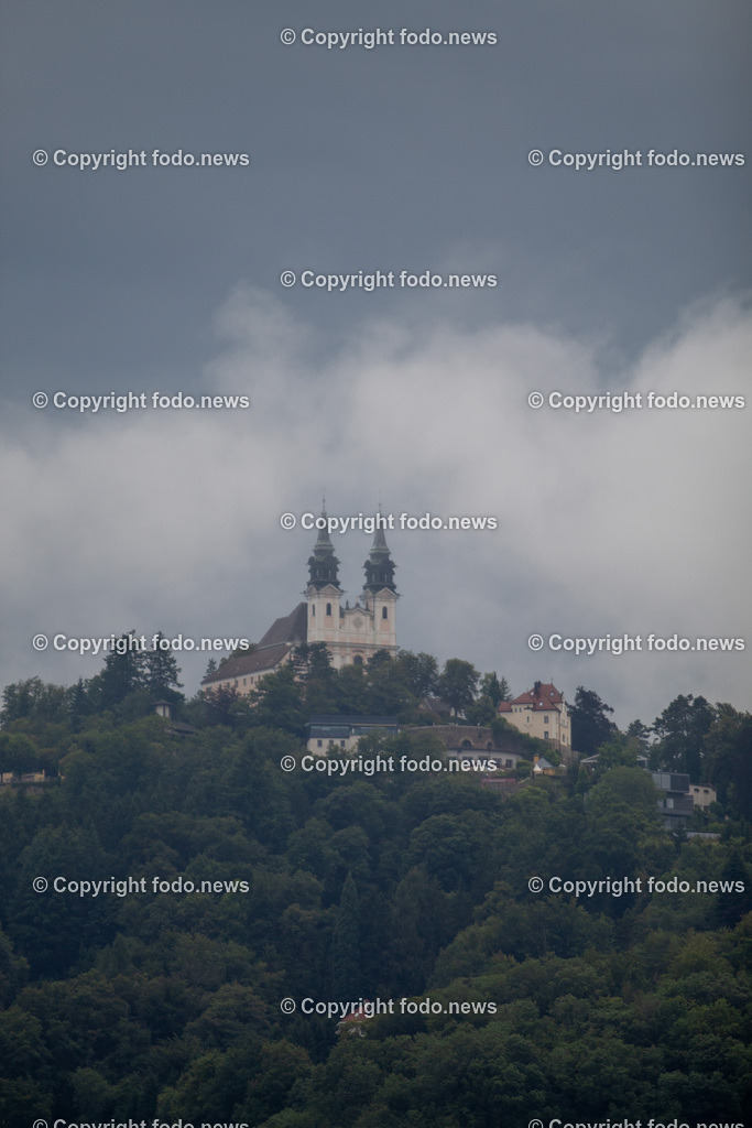 Linz_ Stadansichten_ 11.07.2025-1 | 11.07.2025, LINZ, AUT, Themenbild, im Bild Pöstlingberg, Poestlingberg, Kirche, Berg, Himmel, Turm, Tuerme, Ausflugsziel, Poestlingbergkirche, Wallfahrtsbasilika, Wahrzeichen, Linz, Wolken, Stimmung, Nebel, Feature, Symbolbild