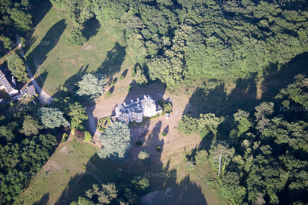 Aerial view: Orchaise, Chateau du Guerinet in Valencisse in the state Loir et Cher, France. – Photo: IMG_081194.jpg taken on 06/19/2015 by Werner Riehm/FLY-FOTO.com – Resolution of the original: 5472 x 3648 px