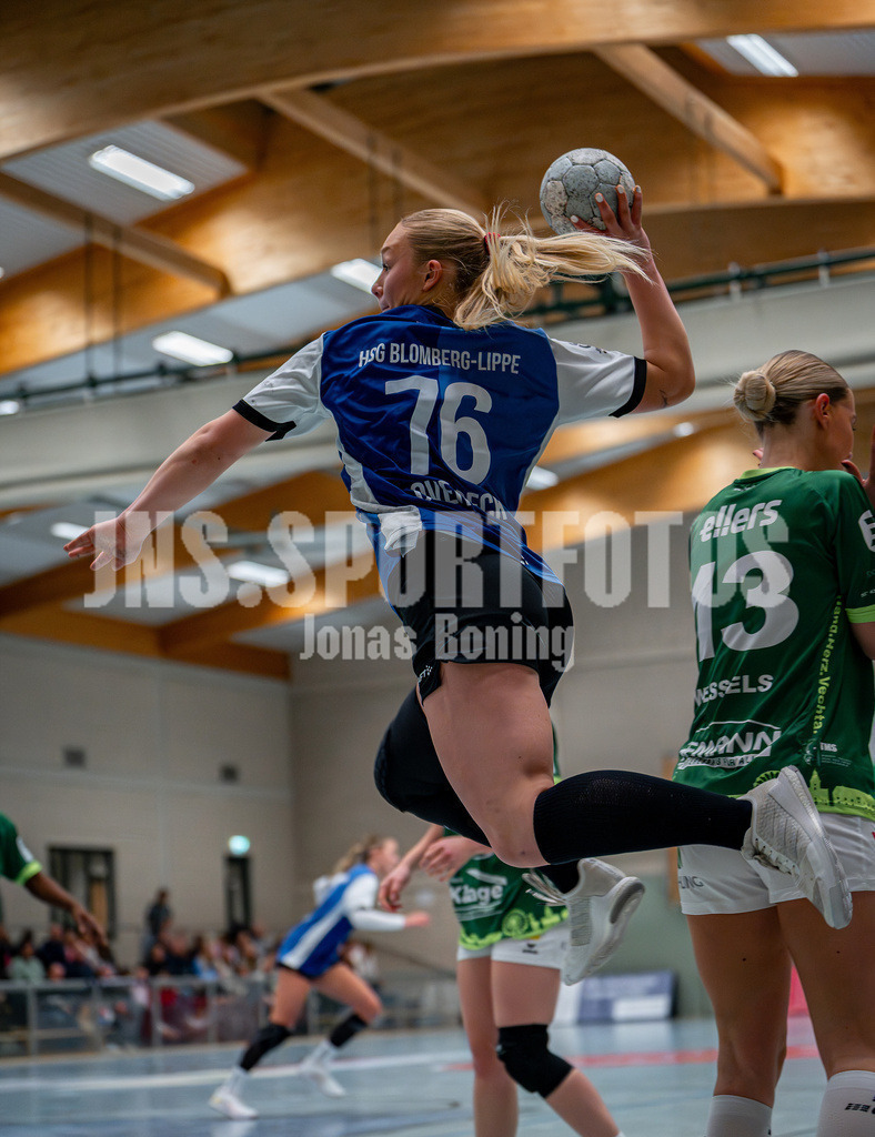 Handball I Frauen I Saison 2025-2026 I 3. Liga Staffel Nord I 10. Spieltag I SC SFN Vechta - HSG Blomberg-Lippe II I 0342 | Janne Kim Overbeck (76, HSG Blomberg-Lippe II) aufs Tor hinzu - Realisiert mit Pictrs.com