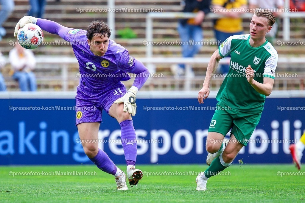 xsefx18042601002 | 18.04.2026, xsefx, Fußball, Regionalliga West, Borussia Dortmund II (U23) - SV Rödinghausen, 30. Spieltag, Stadion Rote Erde, Saison 2025 2026: Voller Einsatz von BVB Torwart  Silas Ostrzinski DFB regulations prohibit any use of photographs as image sequences and or quasi-video. Photo: xSabinexEffgenxPressefotoKochx