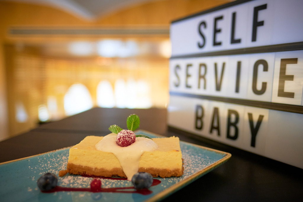 Cafe Stadtkind | WIen, Austria - March 09, 2020; Cafe Stadtkind; ein New York Cheescake mit Rahm und Früchte. - Realisiert mit Pictrs.com