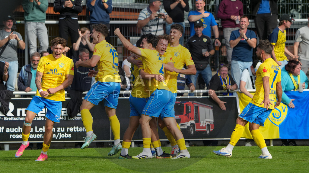 Fußball, Herren, Saison 2025/2026, Regionalliga Nordost, 10. Spieltag, FSV 63 Luckenwalde vs. BSG Chemie Leipzig, Samstag 27.09.2025, Werner-Seelenbinder-Stadion Luckenwalde, | Fußball, Herren, Saison 2025/2026, Regionalliga Nordost, 10. Spieltag, FSV 63 Luckenwalde vs. BSG Chemie Leipzig, Samstag 27.09.2025, Werner-Seelenbinder-Stadion Luckenwalde, Im Bild: Jubel beim FSV 63 Luckenwalde nach dem Treffer von Lucas Will. - Realisiert mit Pictrs.com