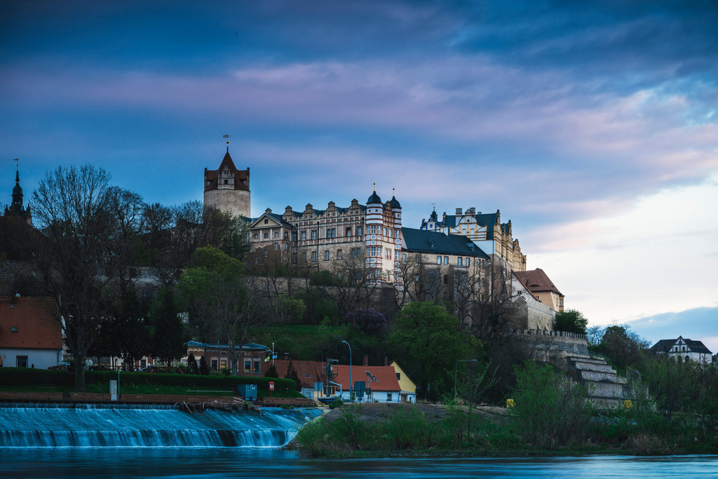 Schloss Bernburg im  Regen | Wir machen aus Ihren Bildern Erinnerungen für die Ewigkeit | Hochwertige Fotografien für Ihr zu Hause. - Realisiert mit Pictrs.com