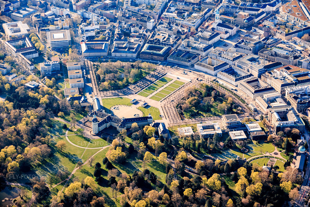 Luftbild: Schlossgarten, Botanischer Garten, Bundesverfassungsgericht, Schloss und Schlossplatz am Zirkel im Ortsteil Innenstadt-West in Karlsruhe im Bundesland Baden-Württemberg in Deutschland. Foto: IMG_154051.jpg vom 02.04.2026 durch Werner Riehm/FLY-FOTO.deAuflösung des Originals: 6000 x 4000 pxWWW.BOTANISCHER-GARTEN-KARLSRUHE.DE