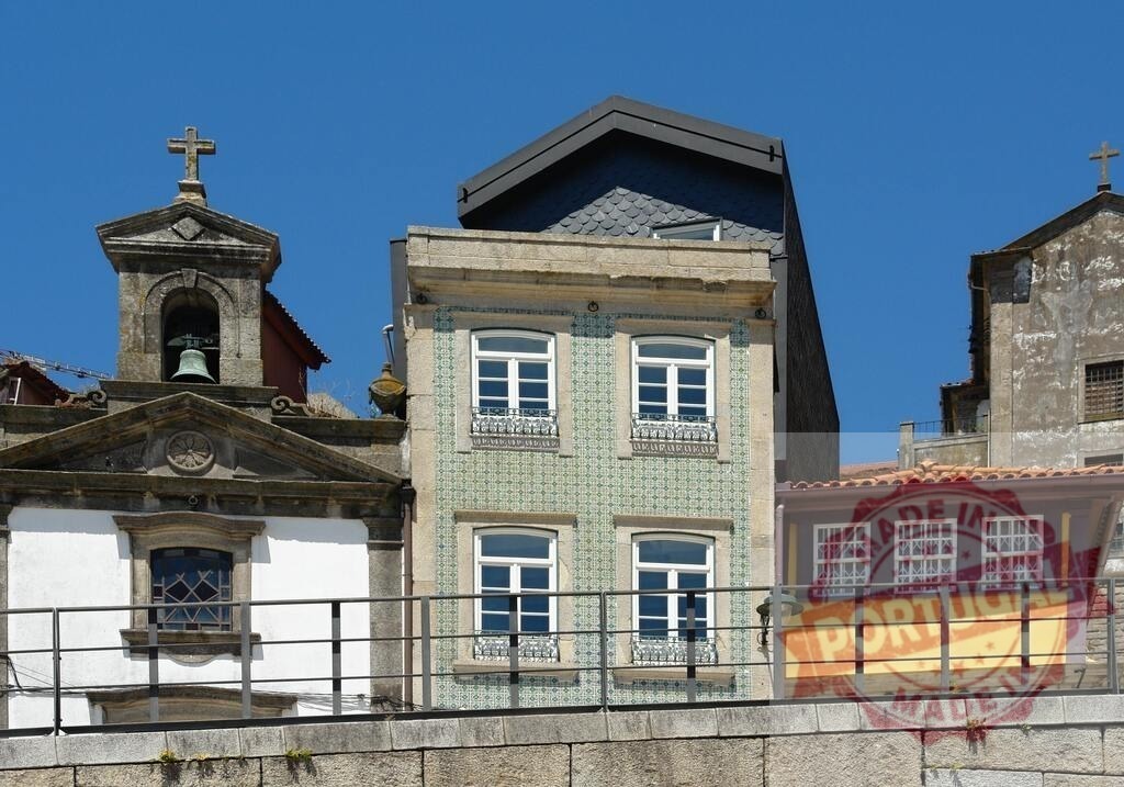 Porto Ribeira district historic buildings and churches | Historic buildings with traditional azulejo tiles and churches lining the Ribeira district in Porto - Realisiert mit Pictrs.com