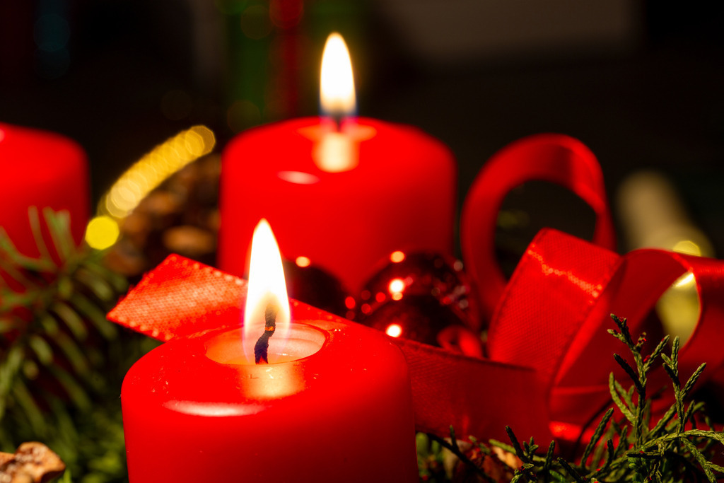 Adventsgrüße: Nahaufnahme von einem Adventskranz mit brennenden Kerzen | Adventsgrüße: Nahaufnahme von einem Adventskranz mit brennenden Kerzen - Realisiert mit Pictrs.com