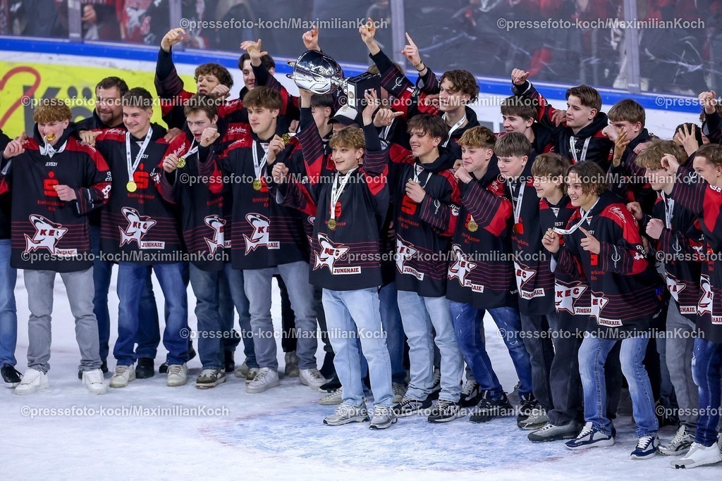 KEC15042601158 | 15.04.2026, Eishockey, DEL Halbfinale Play-Offs, Kölner Haie - Eisbären Berlin, Spiel 4, Lanxess-Arena Köln: Ehrung der Junghaie Deutscher Meister Meisterschaft Sieger Pokal Ehrenpreis Siegerrunde Abschlussrunde Ehrenrunde Nachwuchsmannschaft Nachwuchs U17 Mannschaft Gruppenbild Jubelnd Jubel Freude Mannschaftsfoto Gruppenfoto Freude Jubel Jubelnd