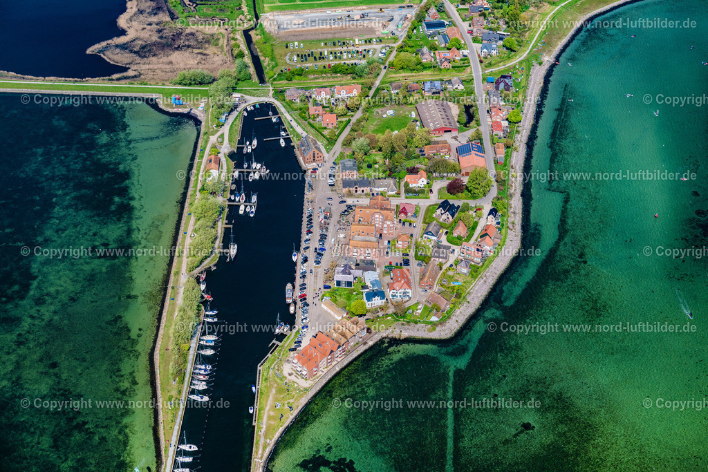 Fehmarn_Orth_ELS_5825010524 | FEHMARN 01.05.2024 Dorfkern am Meeres- Küstenbereich der Ostsee in Orth in Fehmarn im Bundesland Schleswig-Holstein, Deutschland. Das Hafen- und Fischerdorf liegt an der Orther Bucht im Westteil der Insel Fehmarn. // Village center on the coastal area of the Baltic Sea in Orth auf Fehmarn in the state Schleswig-Holstein, Germany. The port and fishing village is located on the Orth Bay in the western part of the island of Fehmarn. Foto: Martin Elsen