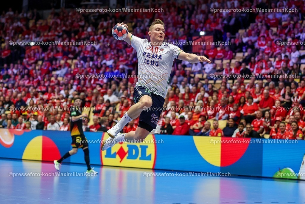 EHF24012603067 | 24.01.2026, Handball, Men's EHF EURO 2026, Deutschland - Norwegen, Jyske Bank Boxen in Herning, Dänemark, Main Round:  August Baskar Pedersen (Norway #40) wirft den Ball auf das Tor 