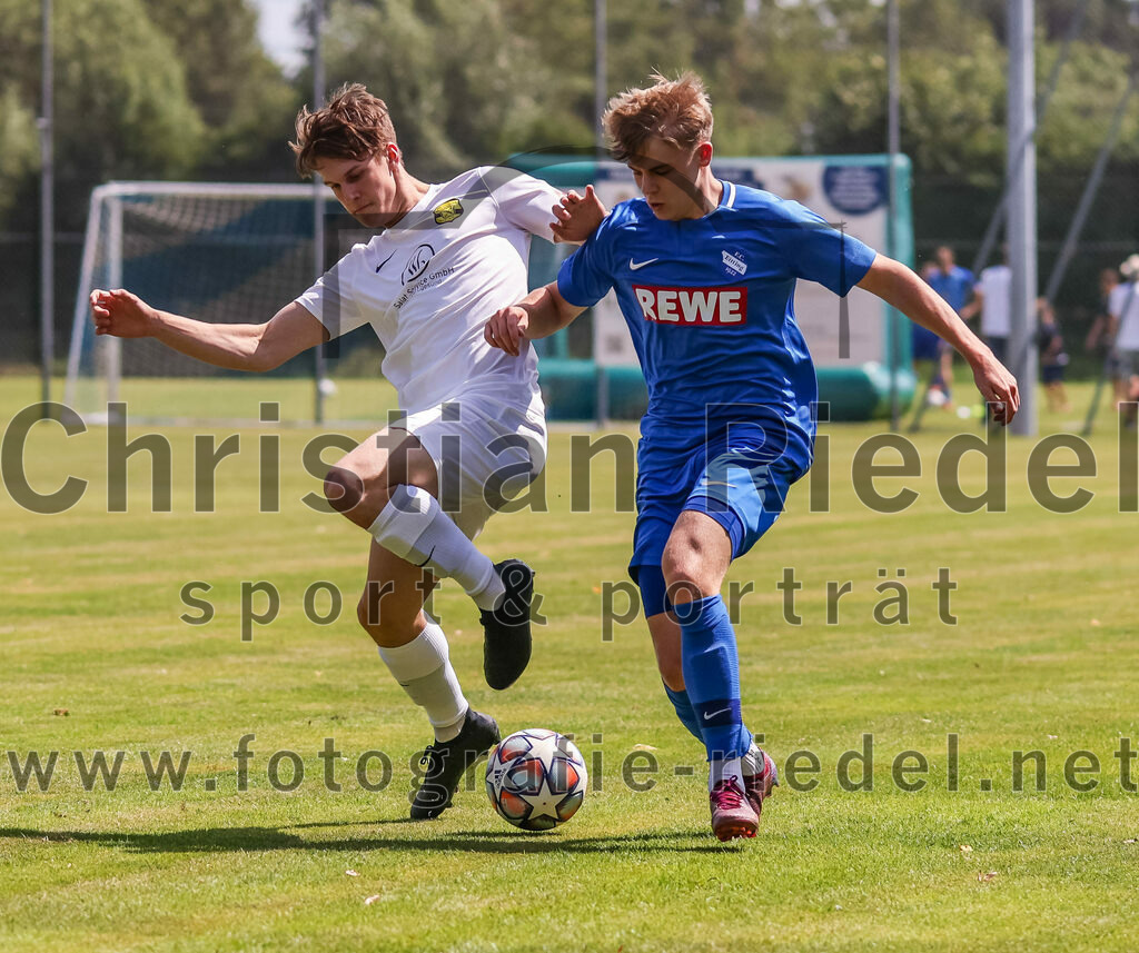 2023-07-22_018_FC_Eitting_gegen_FC_Moosinning | Eitting, Deutschland, 22.07.2023:
Fußball, Kreisliga 2023 / 2024, Testspiel, FC Eitting gegen FC Moosinning, Endergebnis: 0:4

Martin Buttstedt (FC Moosinning, #7), Jonas Heinritzi (FC Eitting, #8)

Foto: Christian Riedel / fotografie-riedel.net