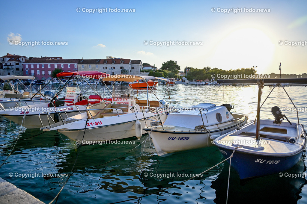 Kroatien_ Supetar_ Brac_ 03.08.2023-10 | 03.08.2023, Kroatien, HRV, Brač, Insel in Dalmatien, Supetar im Bild Hafen, Boote
