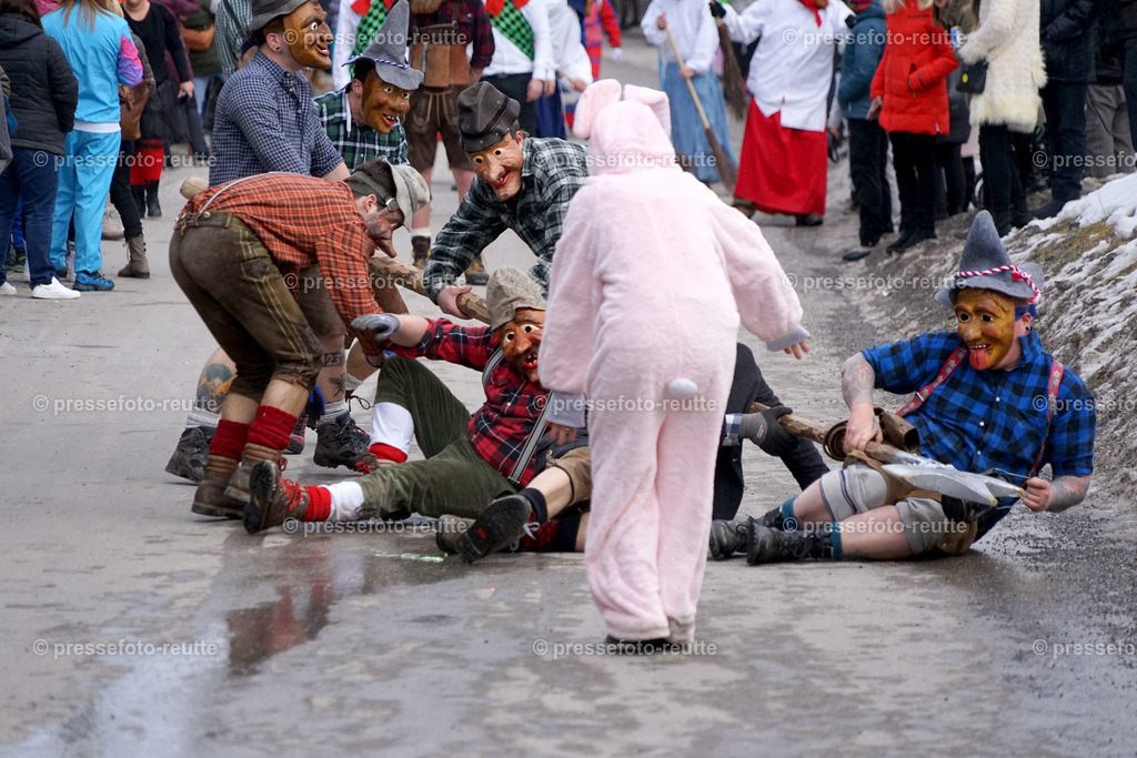 news-2023-Feb11-Fasching-Weissenbach-DSC01644 | Info aus dem Bezirk Reutte/Ausserfern Tirol sowie eine umfangreiche Bilddatenbank über die gesamte Region: Lechtal, Talkessel Reutte, Tannheimertal, Zwischentoren. Lech, Plansee, Zugspitze, Grenztunnel, B179, Fernpassstraße, Verkehr, Lawinen, Tradition, - Realisiert mit Pictrs.com