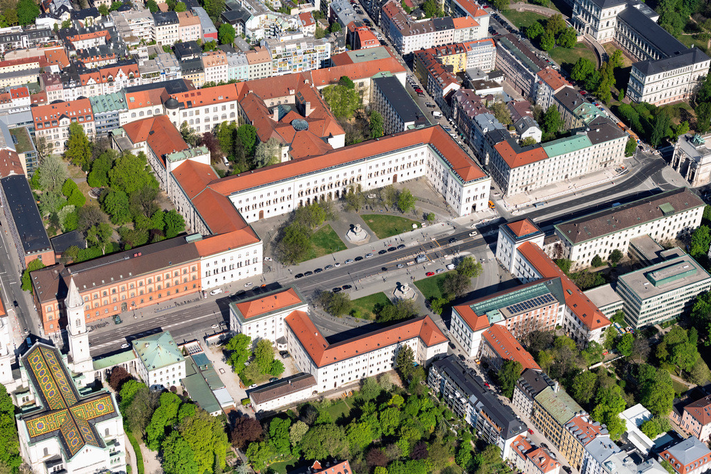 dr__0051995.jpg | MüNCHEN 23.04.2020 Übersicht über die Leopoldstraße mit Gebäuden der Universität LMU am Geschwister-Scholl-Platz und Ludwigskirche im Stadtteil Schwabing in München im Bundesland Bayern. // Overview of the Leopoldstrasse with buildings of the University LMU at the Geschwister-Scholl-Platz and Ludwigskirche in the district Schwabing in Munich in the federal state of Bavaria, Germany. Foto: Daniel Reiter