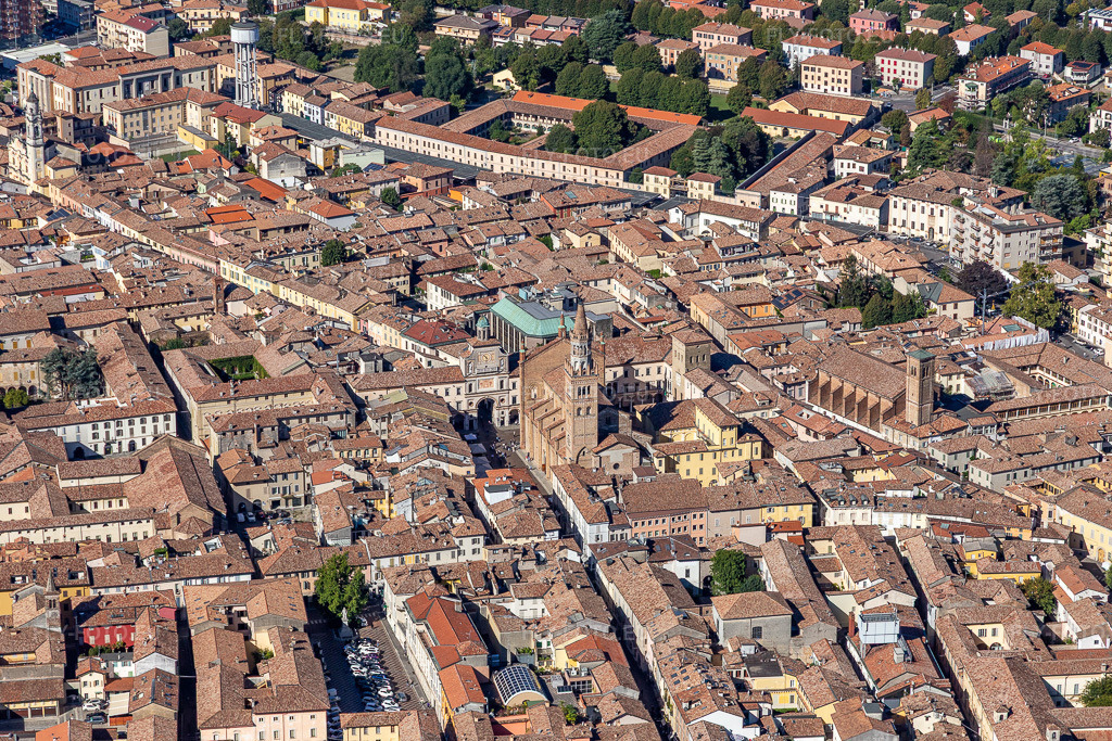 Vue aérienne: Cathédrale de Santa Maria Assunta à Crema dans le département Cremona, Italie. Photo: IMG_134392.jpg prise le 18/09/2022 par Werner Riehm/FLY-FOTO.euRésolution de l'original: 5358 x 3572 pxCHIESA CATTEDRALE DI CREMA - Diocesi di Crema