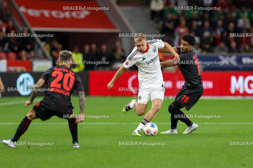 Bayer 04 Leverkusen vs Eintracht Frankfurt - Bundesliga  | Leverkusen, Deutschland, 12.09.25:   Rasmus Kristensen (Eintracht Frankfurt) und Malik Leon Tillmann (Bayer 04 Leverkusen) im Kampf um den Ball waehrend des Spiels der Bundesliga zwischen  Bayer 04 Leverkusen vs Eintracht Frankfurt in der BayArena(Foto von Brauer-Fotoagentur / Adrian Schlueter)