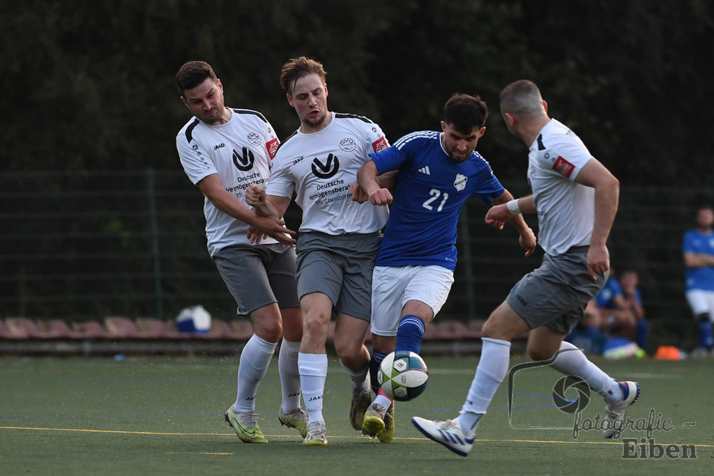 GVO Oldenburg 2-SV GOTANO | Herren Kreisliga; GVO Oldenburg 2 (weiß)-SV GOTANO (blau) am 15.08.2025 in Oldenburg (Sportanlage GVO); Photo: Philip Eiben 2025 - Realisiert mit Pictrs.com