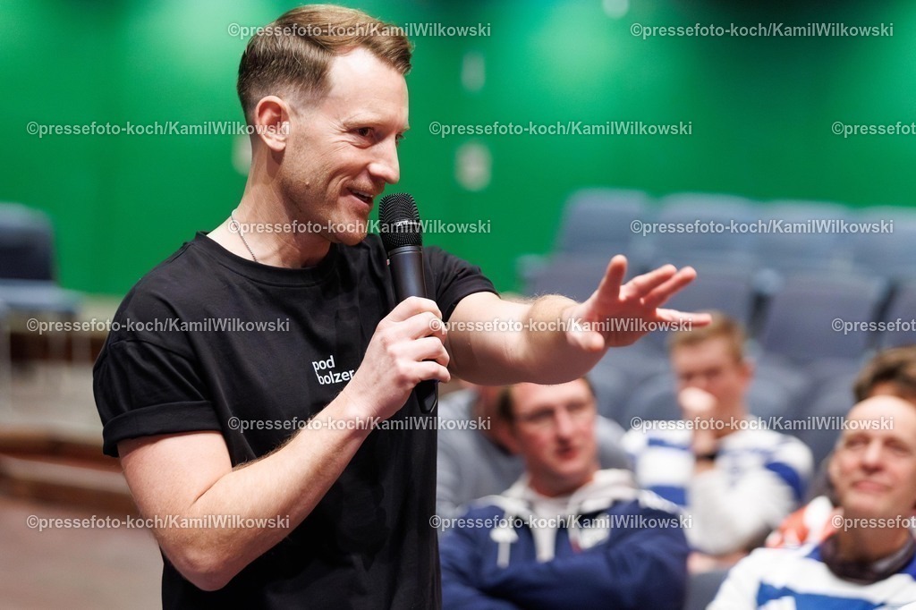 xKWIx22122501904 | 22.12.2025, Live-Podcast, PodBolzer presents - Das große Weihnachts-Spezial (Live-Podcast), Rheinhausen-Halle DuisburgPhoto: Der Gastgeber Stefan Sander auf der Bühne mit MikrofonPhoto: xKamilxWilkowskixPressefotoKochx