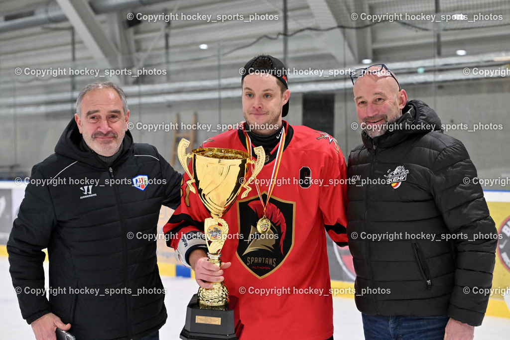 Lendhafen Seelöwen vs. Spartans Althofen | Siegerehrung, #81 Jakobitsch Silvio Spartans Althofen, Vizepräsident KEHV Herbert Hohenberger, Meister Pokal, Lendhafen Seelöwen vs. Spartans Althofen, Lendhafen Seelöwen vs. Spartans Althofen am 14.02.2025 in Ferlach (HTC Eishalle Ferlach), Austria, (Photo by Bernd Stefan)