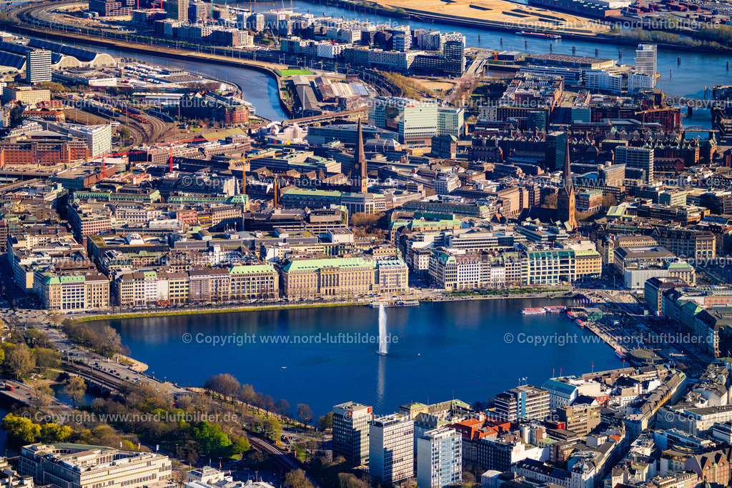 Hamburg_Binnenalster_ELS_4249060425 | HAMBURG 06.04.2025 Stadtansicht vom Innenstadtbereich Ballindamm an der Alster in Hamburg. // City view from the inner city Ballindamm an der Alster in Hamburg. Foto: Martin Elsen