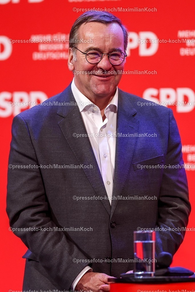 SPD21022502165 | 21.02.2025, Wahlkampfveranstaltung SPD,  Abschlusskundgebung der Sozialdemokratische Partei Deutschlands vor den Bundestagswahlen, Westfalenhalle Dortmund. Im Bild: Verteidigungsminister Boris Pistorius (Bundesverteidigungsminister) lachend grinsend Freude lächelnd