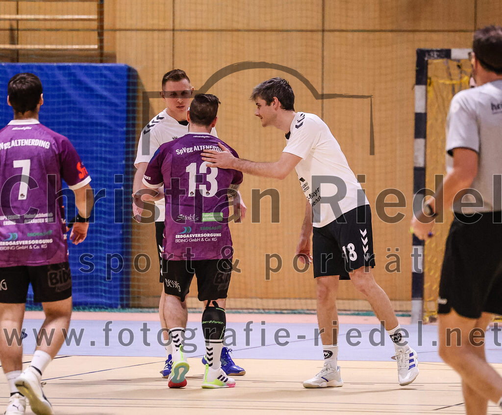2025-02-15_007_SpVgg_Altenerding_gegen_SVW_Burghausen | Erding, Deutschland, 15.02.2025:Handball, Bezirksoberliga Männer 2024 / 2025, 16. Spieltag, SpVgg Altenerding gegen SVW Burghausen, Endergebnis: 32:31Sebastian Forster (SpVgg Altenerding, #13), Thomas Reitmeier (SVW Burghausen, #18)Foto: Christian Riedel / fotografie-riedel.net
