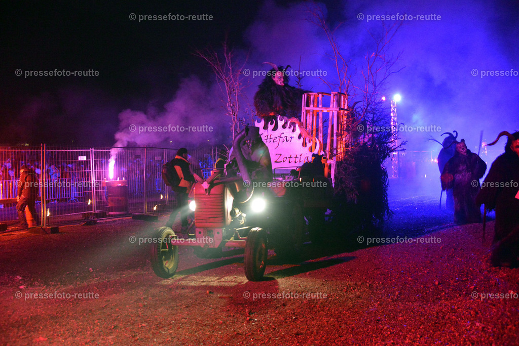 news-2022-Dez03-Krampusumzug-Reutte-WTV_5782 | Info aus dem Bezirk Reutte/Ausserfern Tirol sowie eine umfangreiche Bilddatenbank über die gesamte Region: Lechtal, Talkessel Reutte, Tannheimertal, Zwischentoren. Lech, Plansee, Zugspitze, Grenztunnel, B179, Fernpassstraße, Verkehr, Lawinen, Tradition, - Realisiert mit Pictrs.com