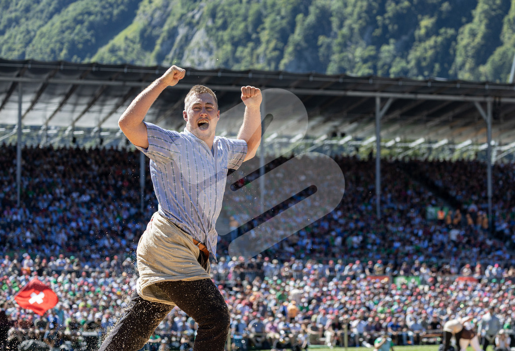 ESAF2025_07Gang_6621 | Appert Silvan jubelt ausgelassen: Schon nach dem 7. Gang geht sein Bubentraum vom eidgenössischen Kranz in Erfüllung. - Realisiert mit Pictrs.com