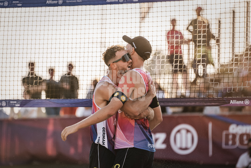 Beachvolleyball | Männer  | Allianz German Beach Tour 2024 | Tourstop Kühlungsborn | 10.08.2024 | v.l. Jonas und Benedikt Sagstetter jubeln und freuen sich