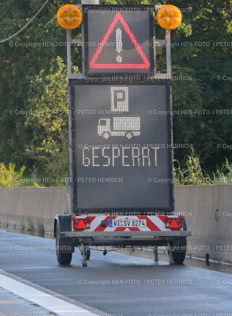 20230726-_PH60037-pressekonferenz-dgb-HEN-FOTO 1 | 26.07.2023 Schild Hinweistafel Autobahn Raststätte für LKW gesperrt wegen belegter Parkplätze Rastanlage Gräfenhausen West voll belegt wegen über hundert streikender LKW-Fahrer aufgrund offener Lohnforderungen an die Spedition Mazur Agmaz Lukmaz Imperia (Foto: Peter Henrich) - Realisiert mit Pictrs.com