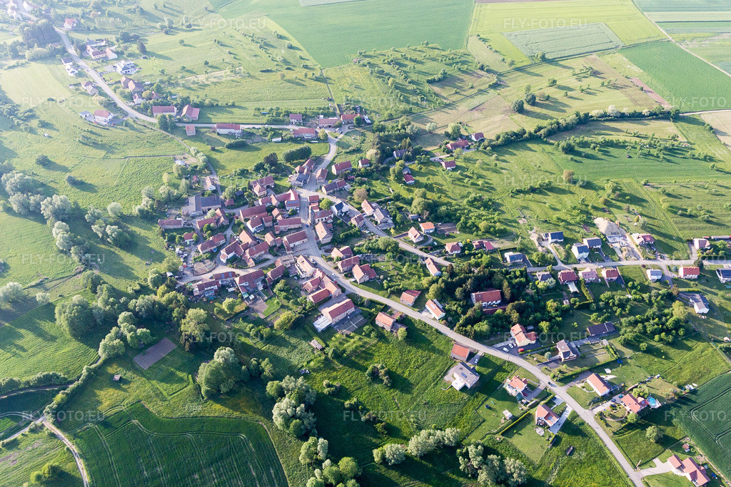 Vue aérienne: Hoelling à Bettviller dans le département Moselle, France. Photo: IMG_107219.jpg prise le 18/05/2018 par Werner Riehm/FLY-FOTO.euRésolution de l'original: 4628 x 3085 px