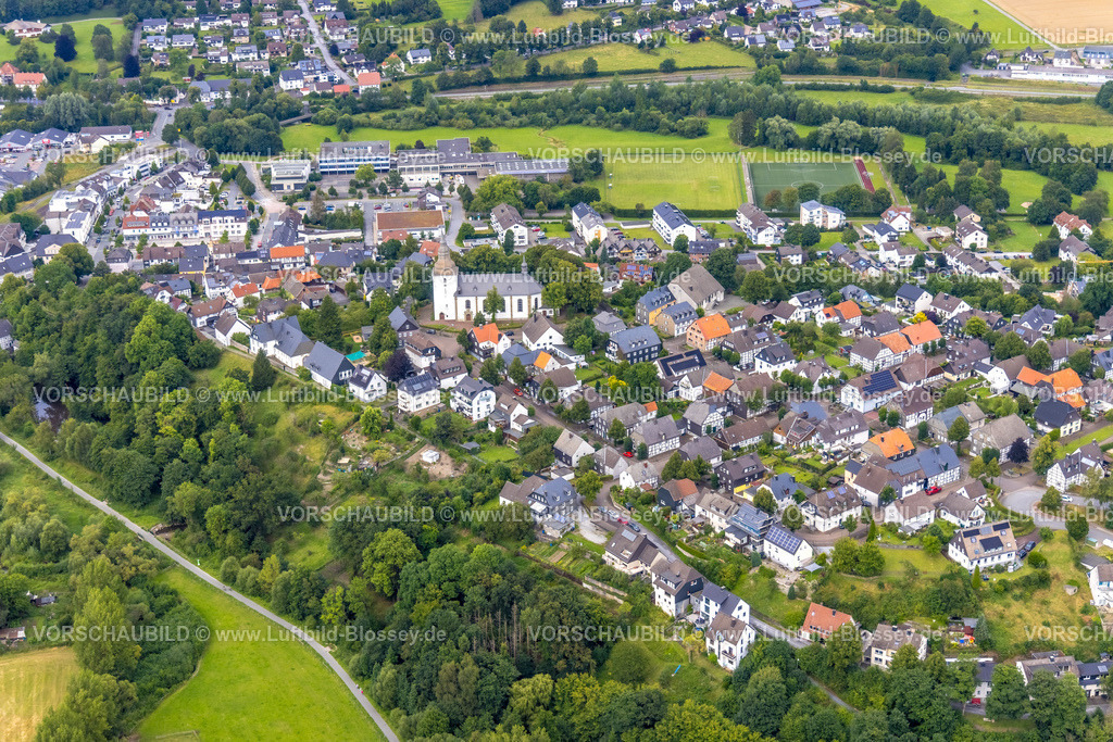 Warstein240713694Belecke | Luftbild, kath. St. Pankratius Kirche mit Ortsansicht Belecke, Warstein, Sauerland, Nordrhein-Westfalen, Deutschland