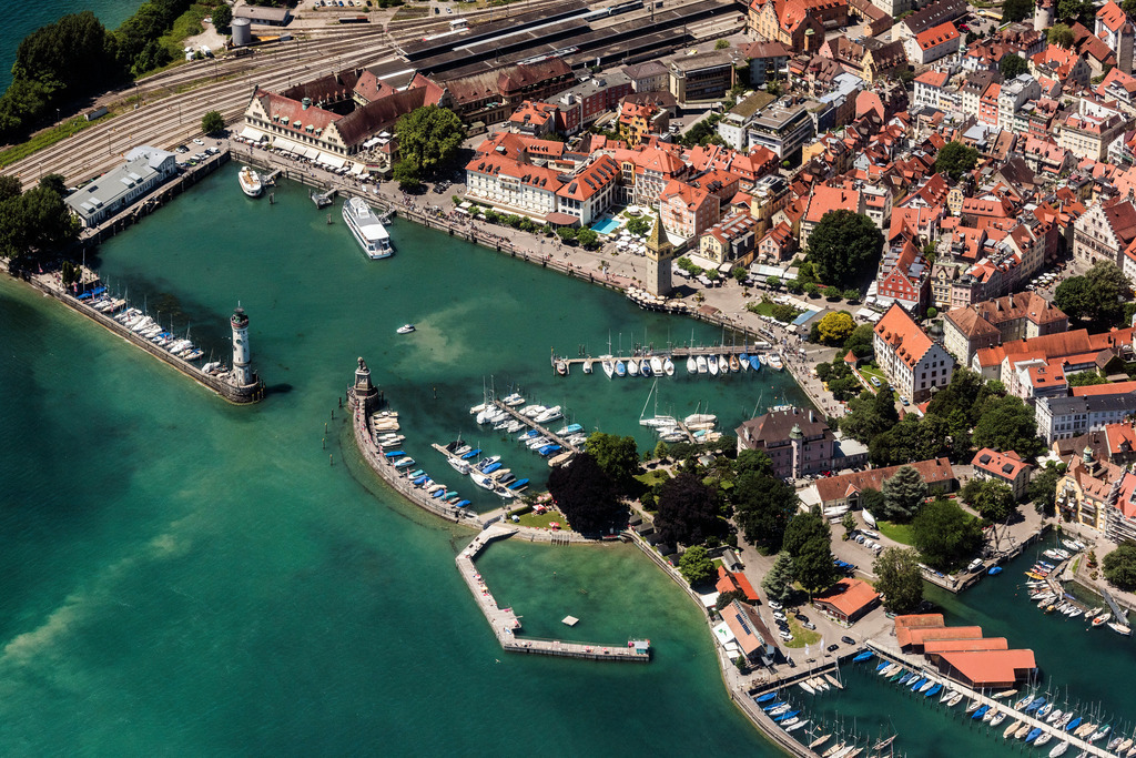 dr__0019151.jpg | LINDAU (BODENSEE) 04.07.2017 Ortskern am Uferbereich des Bodensee in Lindau (Bodensee) im Bundesland Bayern, Deutschland. // Village on the banks of the area Lake Constance in Lindau (Bodensee) in the state Bavaria, Germany. Foto: Daniel Reiter