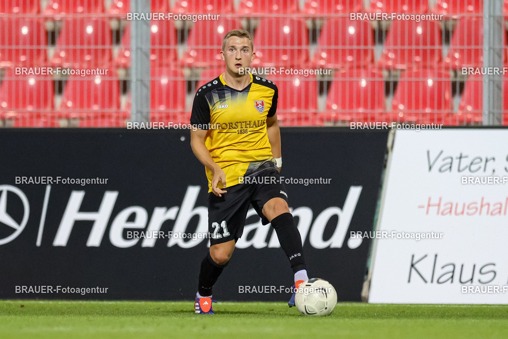 SB_KFCBAU_20250815_5661.JPG -  - KFC Uerdingen - SF Baumberg - Oberliga Niederrhein | Krefeld, Deutschland, 15.08.25: Jan Bachmann (KFC Uerdingen) in Aktion, am Ball, Einzelaktion während des Oberliga Niederrhein Spiels zwischen KFC Uerdingen - SF Baumberg in der Grotenburg Stadion am 15. August 2025 in Krefeld, Deutschland. (Foto von Stefan Brauer/Brauer-Fotoagentur)