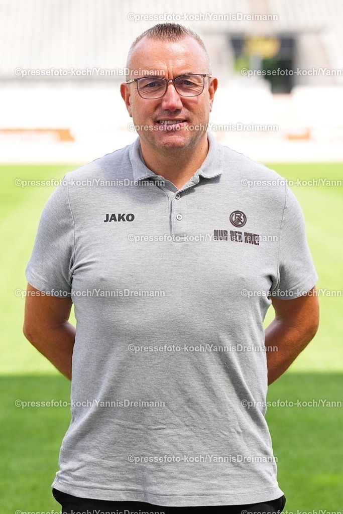 RWE22072501080 | Andreas Schroeder (Zeugwart); Rot-Weiss Essen; 3.Liga, Porträttermin 2025/2026, 22.07.2025