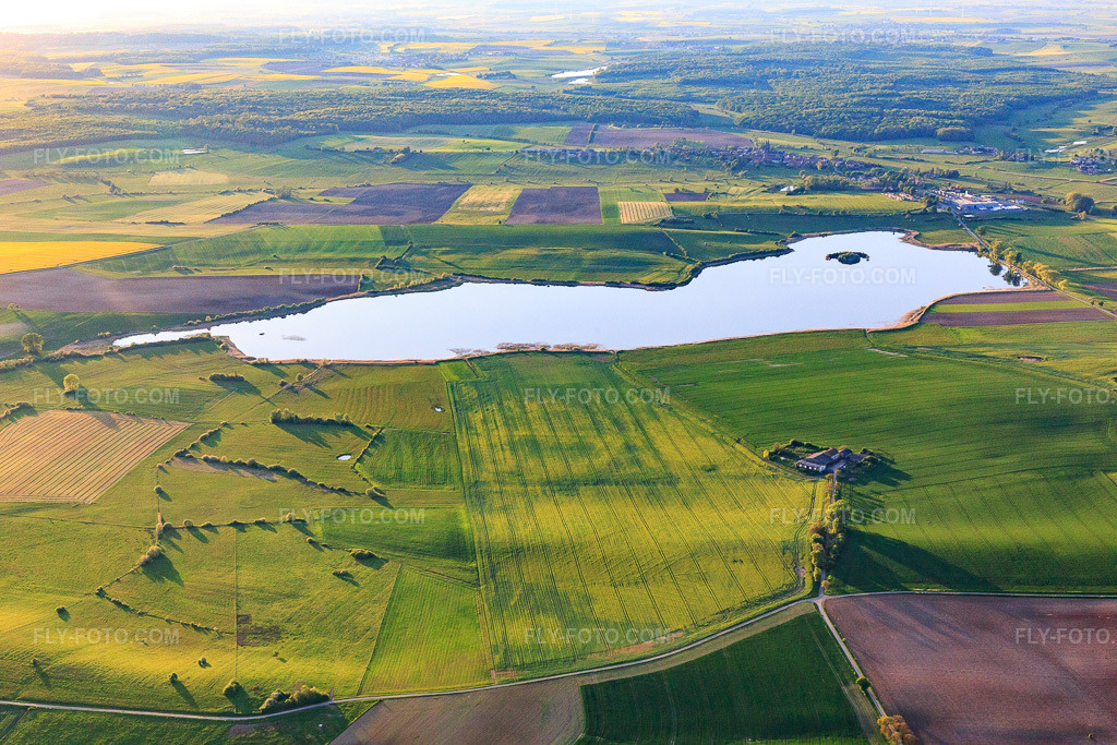 Aerial view: Red Pond in Insviller in the state Moselle, France. – Photo: IMG_146196.jpg taken on 05/01/2025 by Werner Riehm/FLY-FOTO.com – Resolution of the original: 5472 x 3648 px