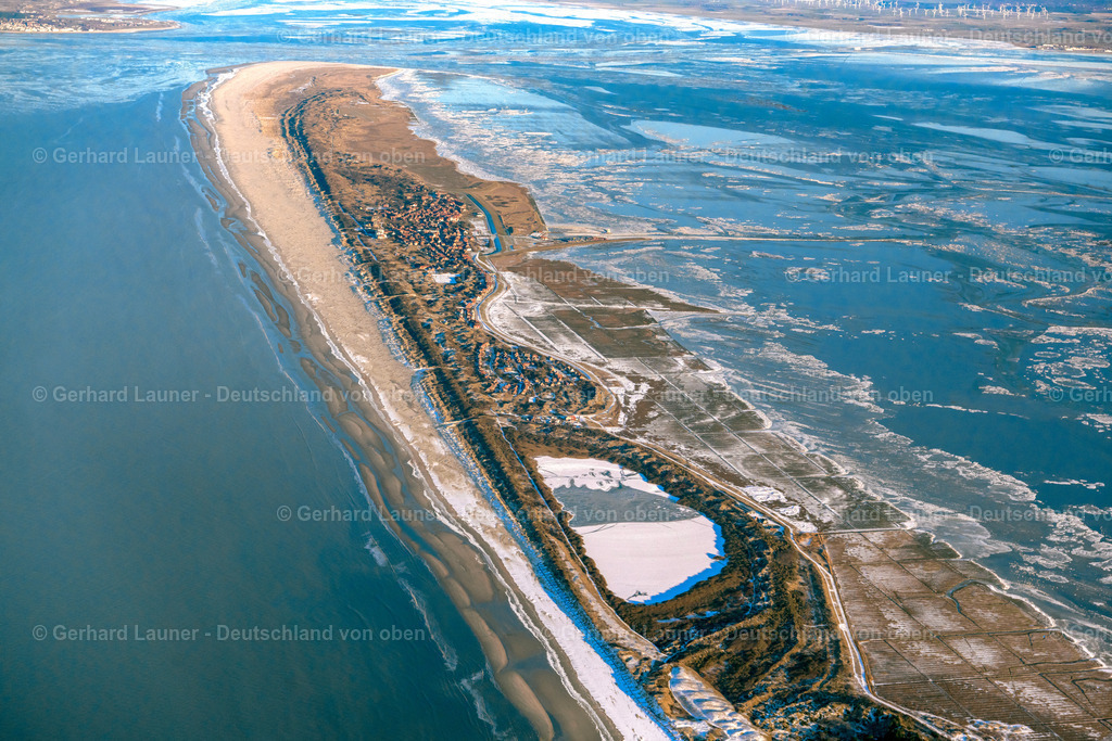 4044155 | JUIST 13.02.2021 Winterlich schneebedeckte Uferbereiche am Seegebiet des Hammersee auf der Nordsee- Insel in Juist im Bundesland Niedersachsen, Deutschland. // Wintry snowy riparian areas on the lake area of Hammersee in Juist in the state Lower Saxony, Germany. Foto: Gerhard Launer