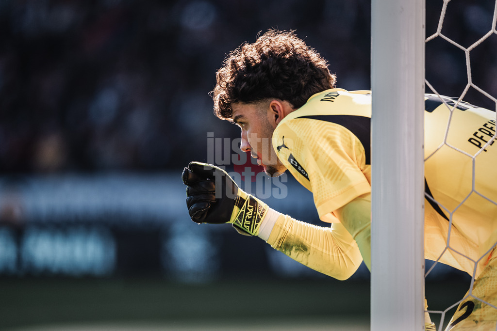 Fußball | Männer | Saison 2024/2025  | Fußball-Bundesliga | 28. Spieltag | FC St. Pauli vs. Borussia Mönchengladbach | 06.04.2025 | Tiago Pereira Cardoso (#42, Borussia Mönchengladbach) gibt Anweisungen an die Mauer beim Freistoss